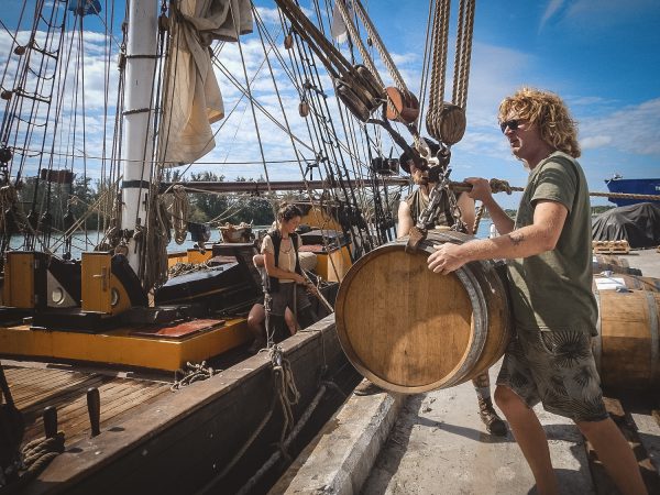 Loading of Tres Hombres Rum barrels