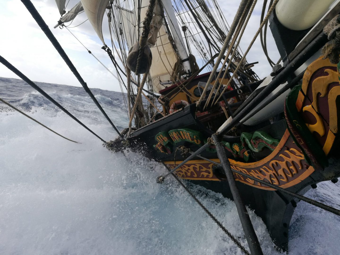 Tres Hombres motorless sailing ship