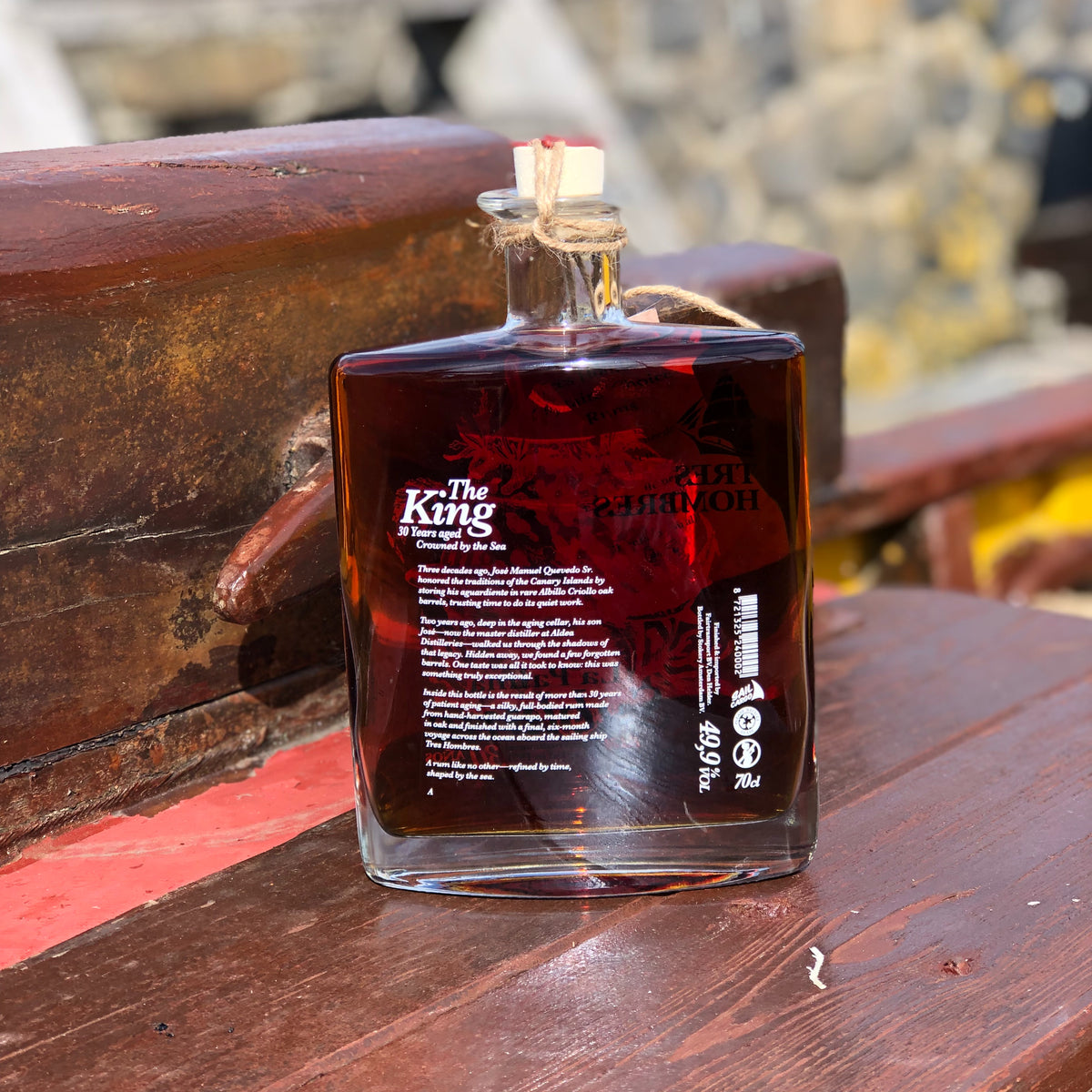 The back of the bottle of the new Tres Hombres Captain's Choice Rum "The King". A 30 year-old rum from La Palma, distillery Aldea, transported by engineless sailing vessel Tres Hombres. On the back is written the story of this rum.
