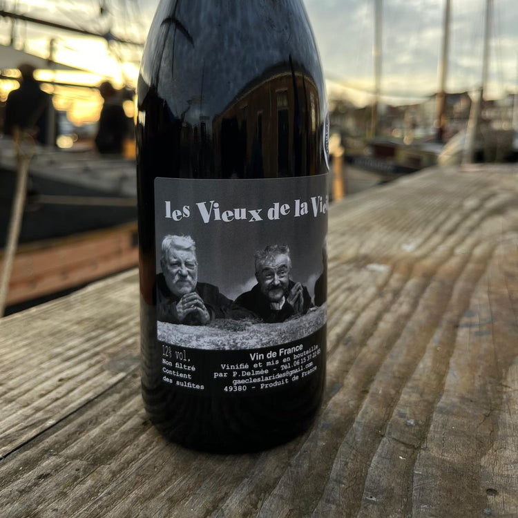 Zoom left side label of "Les Vieux de la Veille" Fairtransport French Red Wine sustainably shipped by engineless cargo ship Tres Hombres.