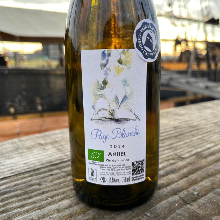Zoom on label of french white wine "Page Blanche" sustainably shipped by Fairtransport and the engineless Tres Hombres.